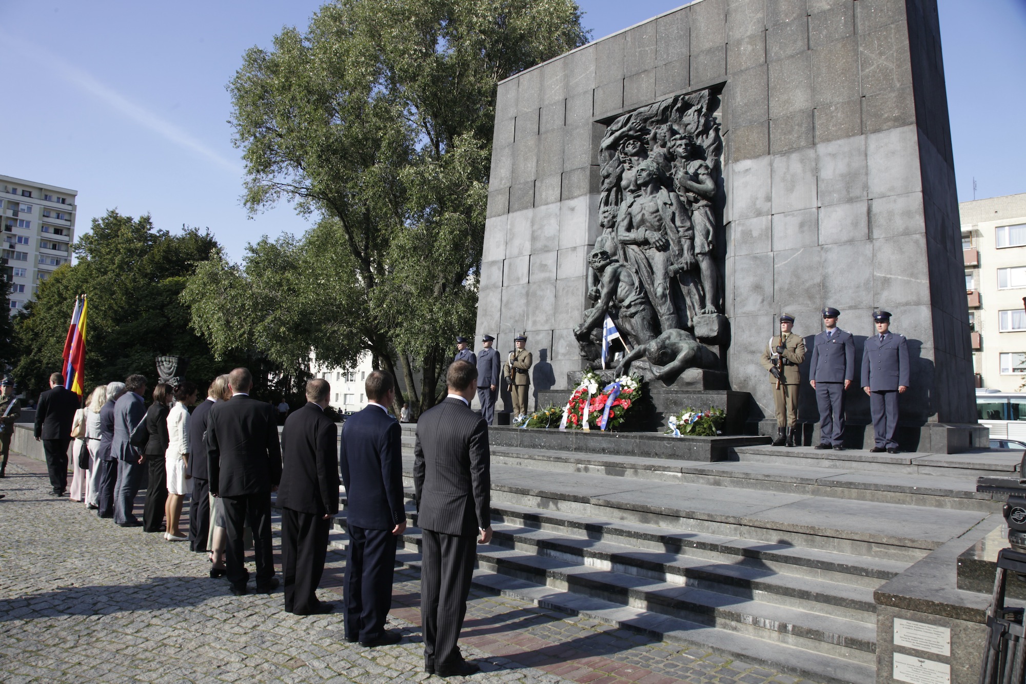 Pomnik Bohaterów Getta w Warszawie, 23 VIII 2011 r.; wieńce składają delegacje Instytutów Pamięci Narodowej państw byłego bloku wschodniego (IPN).