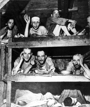 KL Buchenwald – byli więźniowie na pryczach obozowych; kwiecień 1945 r. po wyzwoleniu obozu. (IPN)