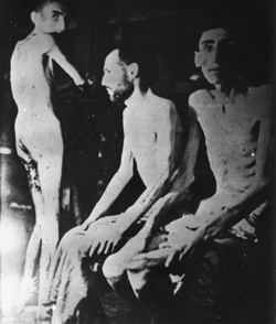 КТ Бухенвальд– невільники ІІІ Рейху – виснажені голодом в’язні; квітень 1945 р. після визволення табору (IPN)