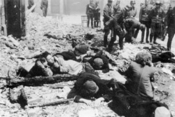 Німці виводять євреїв з міста під час повстання у варшавському гетто; квітень-травень 1943 р. (IPN)
