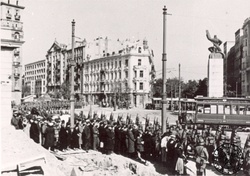 Pochod jednotek Wehrmachtu ulicemi Varšavy; 1. října 1939 (AIPN)