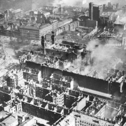 Varšava po německém bombardování – okolí Grzybowského náměstí z charakteristickými věžemi kostela Všech svatých; září 1939. (AIPN)