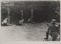 Poprava na blíže neurčeném místě v době německé okupace. (AIPN)