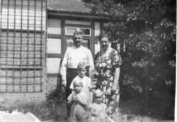Max Pauly, velitel KT Stutthof, s manželkou a dětmi před domem v Gdaňsku-Wrzeszcz; mezi léty 1939 a 1942. (AIPN)