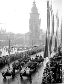 Az SS és a rendőrség alakulatainak parádéja a Főkormányzóság létrehozásának első évfordulója alkalmából; Krakkó, 1940. október 25. (BArch)