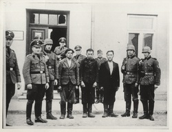 A német biztonsági rendőrség operatív csoportjának funkcionáriusai a hadbíróság által halálra ítélt három lengyellel. A felvétel Płońskban készült 1939 szeptemberében. (AIPN)