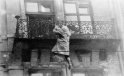 Felkelés a varsói gettóban – sokan kiugrottak az ablakon, hogy elkerüljék a halált a lángokban vagy a pribékek kezében. (AIPN)