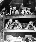 KL Buchenwald - ex prigionieri su pancacci di legno; aprile 1945 - alla liberazione del campo; (IPN)