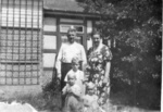 Max Pauly, Comandante del KL Stutthof , con moglie e figli davanti alla loro casa in Danzica Wrzeszcz; fra il 1939 e i 1942; (IPN