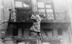 Rivolta nel ghetto di Varsavia - molte persone saltavano dalle finestre per evitare la morte nelle fiamme o per mano dei carnefici; (IPN)