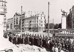 Przemarsz oddziałów Wehrmachtu przez ulice Warszawy; 1 października 1939 r. (IPN)
