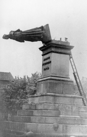 Niszczenie przez Niemców w Krakowie pomnika Adama Mickiewicza, jednego z najważniejszych poetów polskich; 17 sierpnia 1940 r. (IPN)
