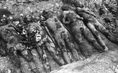 KL Majdanek – odkopane zwłoki więźniów; sierpień 1944 r. (IPN)