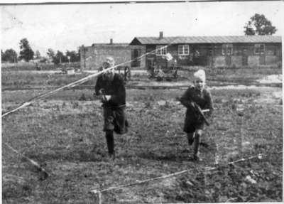Najstarsi synowie Maxa Pauly’ego – komendanta KL Stutthof podczas zabawy na terenie obozu; prawdopodobnie 1942 r. (IPN)