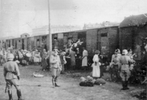 Żydzi z warszawskiego getta na Umschlagplatzu w drodze do obozu zagłady w Treblince. (IPN)