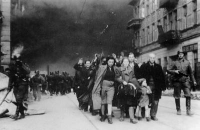 Żydzi wyprowadzani przez Niemców z miasta podczas powstania w getcie warszawskim; kwiecień–maj 1943 r. (IPN)